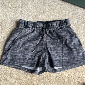 Lululemon Athletica Lounge Shorts with front pockets in gray pattern